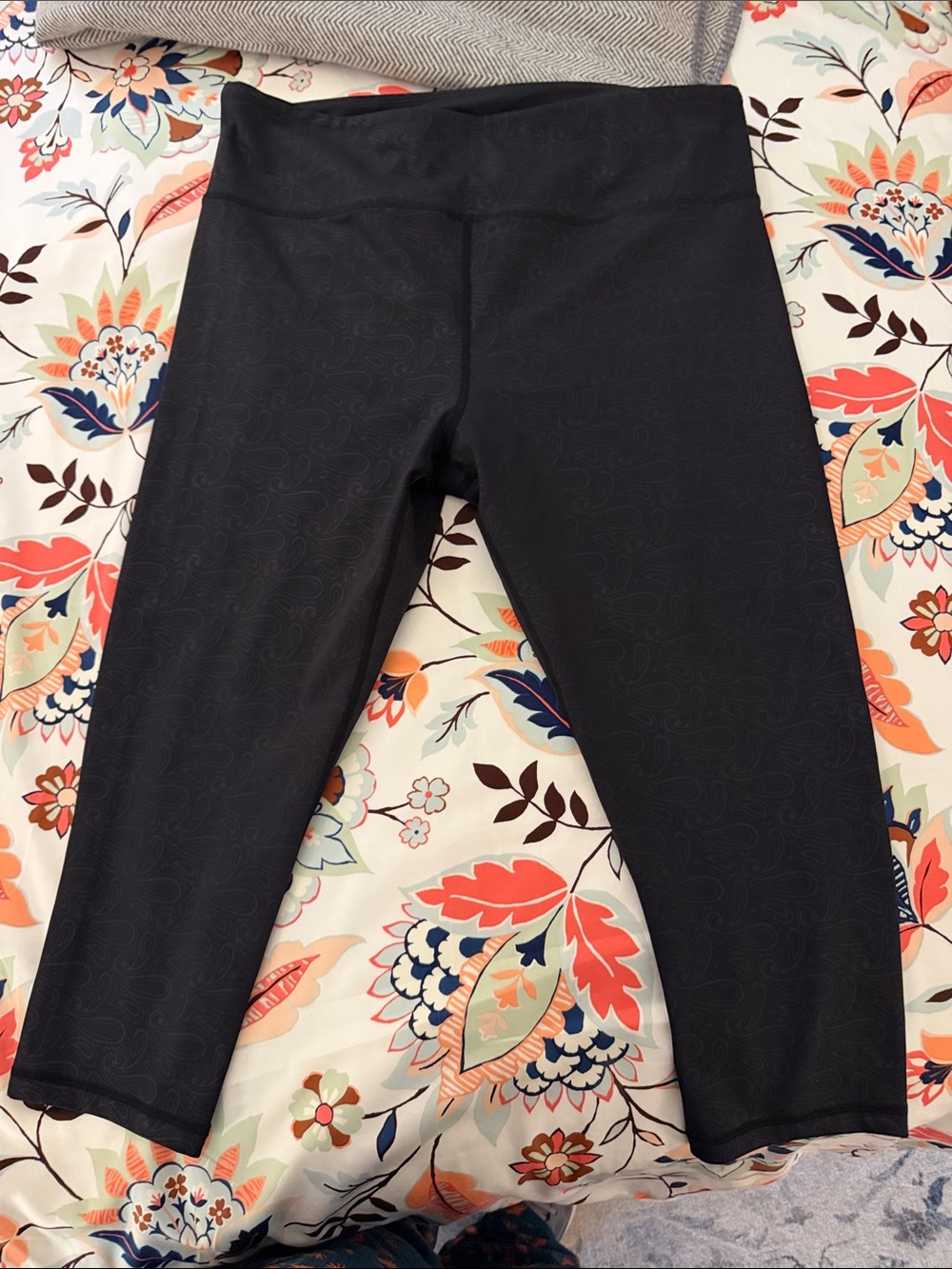 Zyia Active Capri Leggings women’s size 20. Paisley print. Like new.